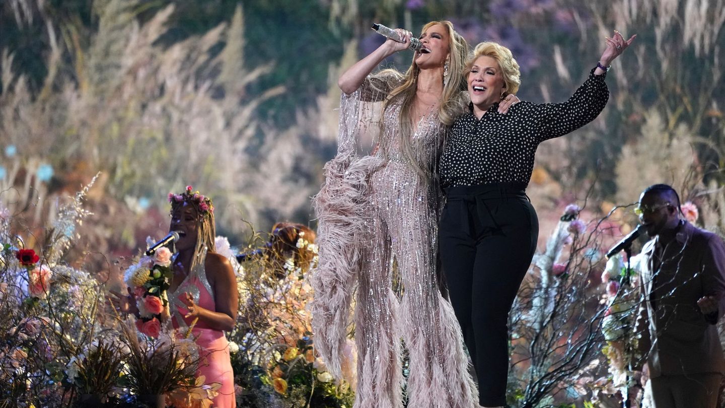 Vor einigen Jahren trat Jennifer Lopez bei einem Konzert an der Seite ihrer Mutter in Kalifornien auf. Foto: Jordan Strauss/Invi