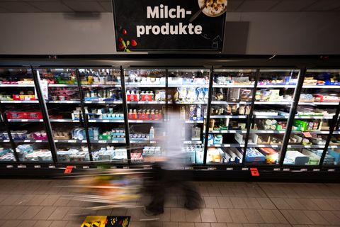 In Wasbek planen Landwirte ab Sonntagabend eine Mahnwache wegen der niedrigen Butterpreise. (Symbolbild) Foto: Philip Dulian/dpa