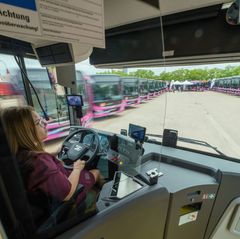 Die Bahn betreibt auch viele Busse - nicht nur für Ersatzverkehr. Foto: Andreas Arnold/dpa