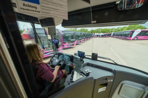 Die Bahn betreibt auch viele Busse - nicht nur für Ersatzverkehr. Foto: Andreas Arnold/dpa