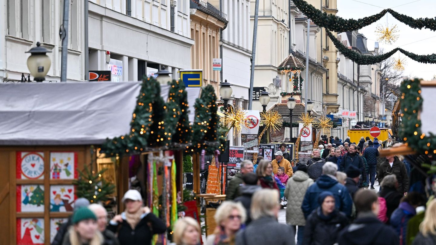 Am dritten Advent laden viele Geschäfte in mehreren Brandenburger Städten zum Einkauf ein (Archivbild). Foto: Soeren Stache/dpa