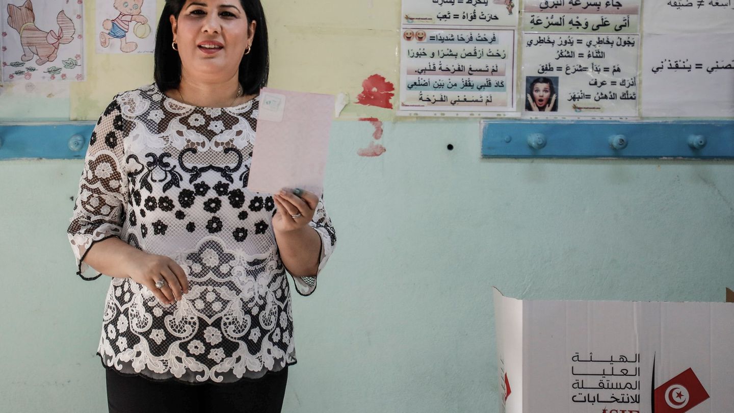 Ein tunesisches Gericht hat die prominente Oppositionspolitikerin Abir Moussi zu einer Gefängnisstrafe von zwölf Jahren verurtei