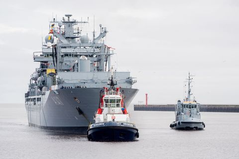 Der Einsatzgruppenversorger "Berlin" läuft in den Hafen am Marinestützpunkt ein. Das Marineschiff ist nach einem monatelangen Ei
