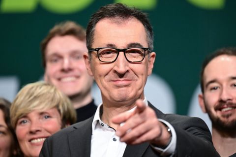 Spitzenkandidat Özdemir sprach sich in seiner Rede beim Parteitag für mehr Einbindung von jungen Menschen aus. Foto: Bernd Weißb