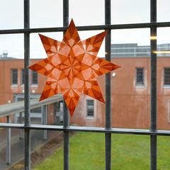 Weihnachten nicht hinter Gittern - die vorzeitige Entlassung in der Vorweihnachtszeit wird wenigen Gefangenen zuteil. (Archivbil