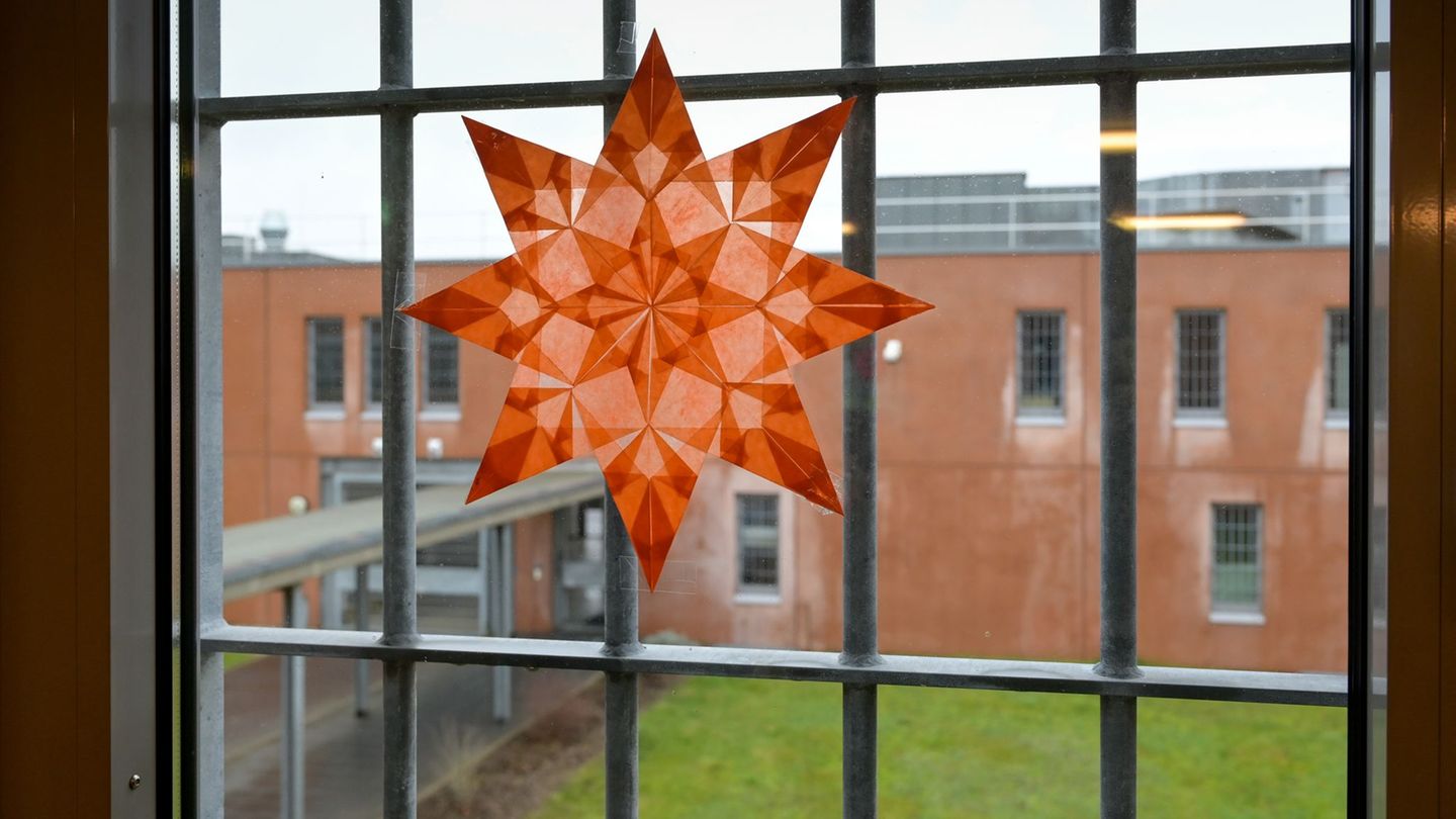 Weihnachten nicht hinter Gittern - die vorzeitige Entlassung in der Vorweihnachtszeit wird wenigen Gefangenen zuteil. (Archivbil