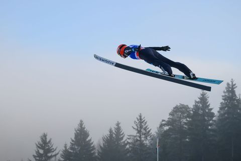 Selina Freitag zeigt in Klingenthal ordentliche Sprünge. Foto: Hendrik Schmidt/dpa