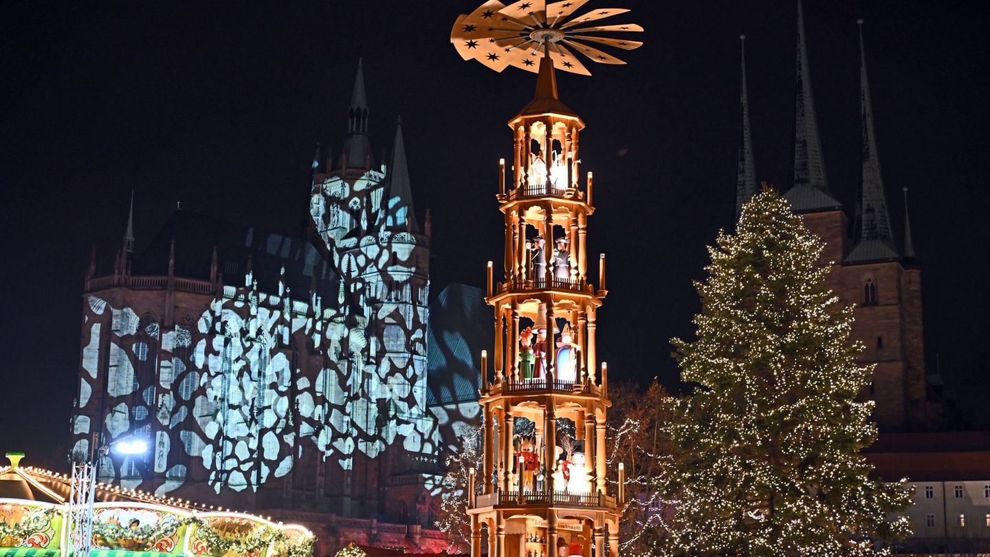 Schon mehrere 100.000 Menschen haben in diesem Jahr den großen Weihnachtsmarkt auf dem Erfurter Domplatz besucht. (Archivbild) F