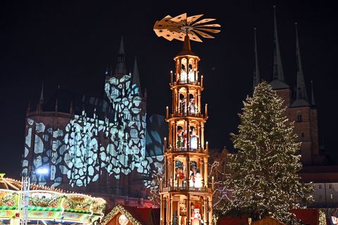 Schon mehrere 100.000 Menschen haben in diesem Jahr den großen Weihnachtsmarkt auf dem Erfurter Domplatz besucht. (Archivbild) F