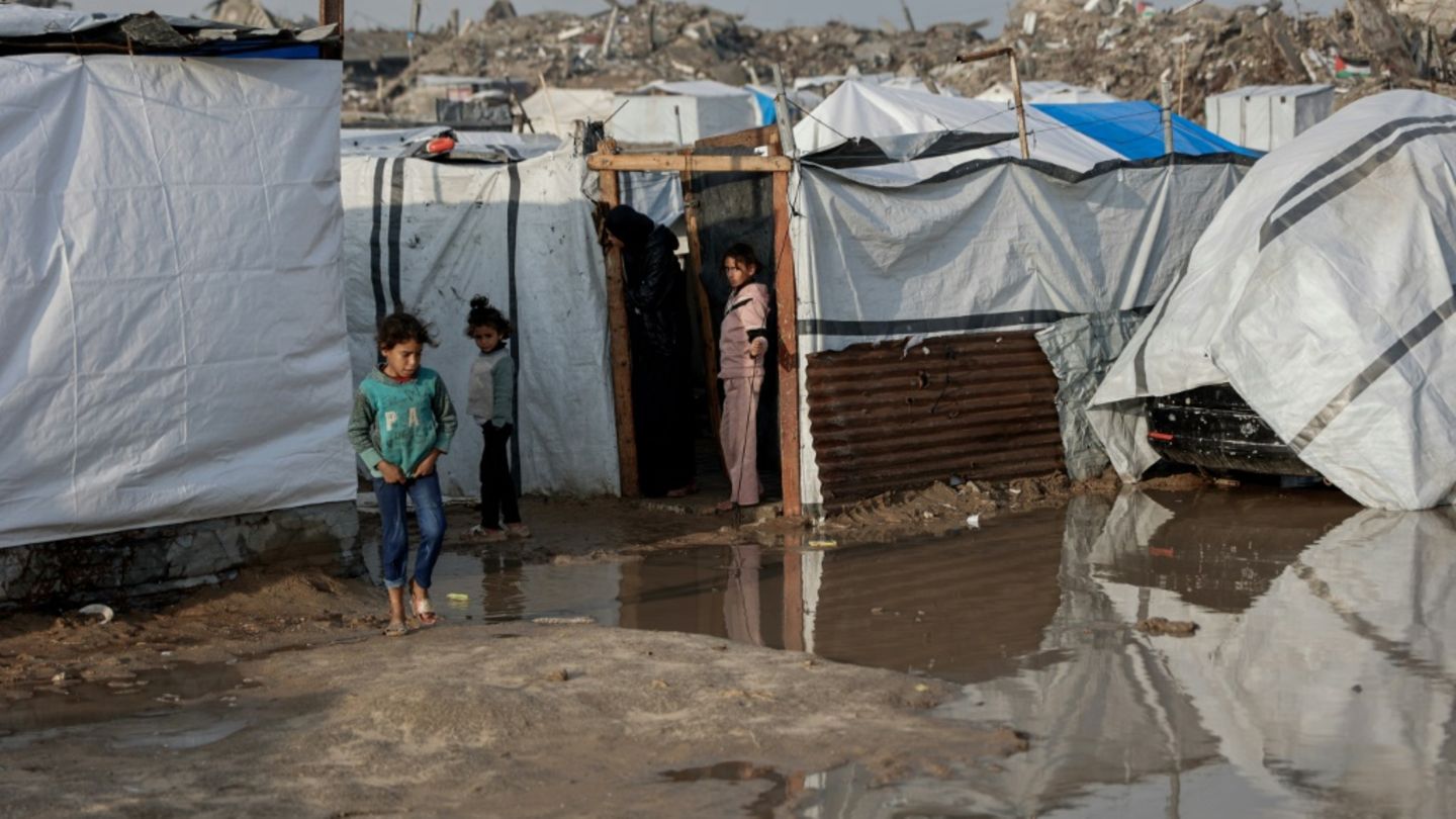 Wasserlachen in Zeltstadt in Gaza