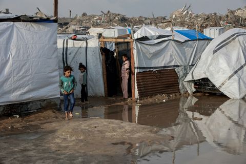 Wasserlachen in Zeltstadt in Gaza