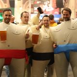 London, Großbritannien. Es ist Paddy Power World Darts Championship und die Fans spielen verrückt – sie haben aufgeblasene Kostüme an und trinken ein Maß voll Bier. Es ist der dritte Tag des Events.