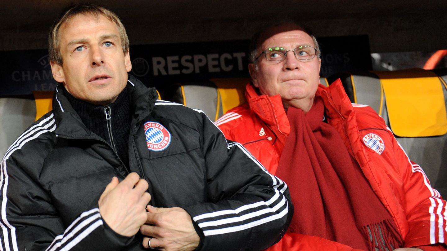 Jürgen Klinsmann sitzt neben Uli Hoeneß auf der Bank