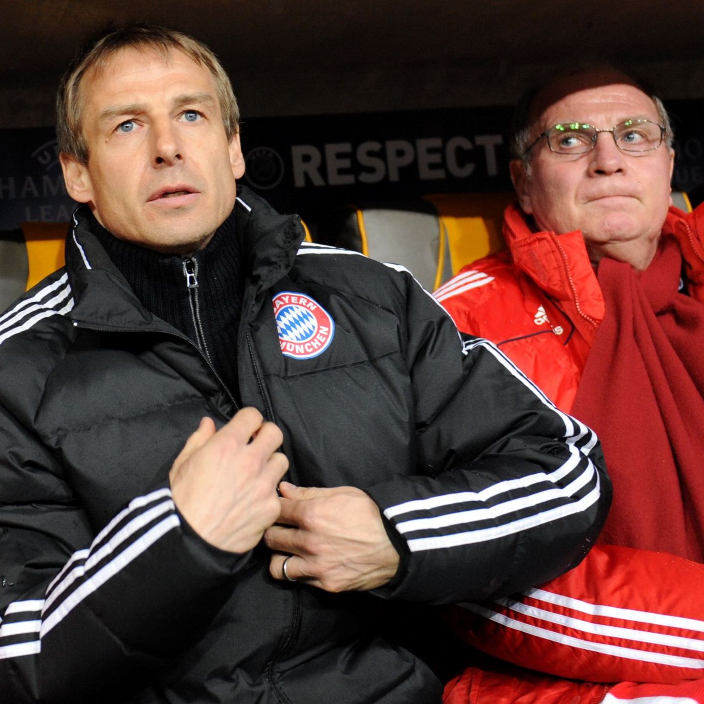 Jürgen Klinsmann sitzt neben Uli Hoeneß auf der Bank