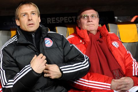 Jürgen Klinsmann sitzt neben Uli Hoeneß auf der Bank