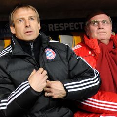 Jürgen Klinsmann sitzt neben Uli Hoeneß auf der Bank