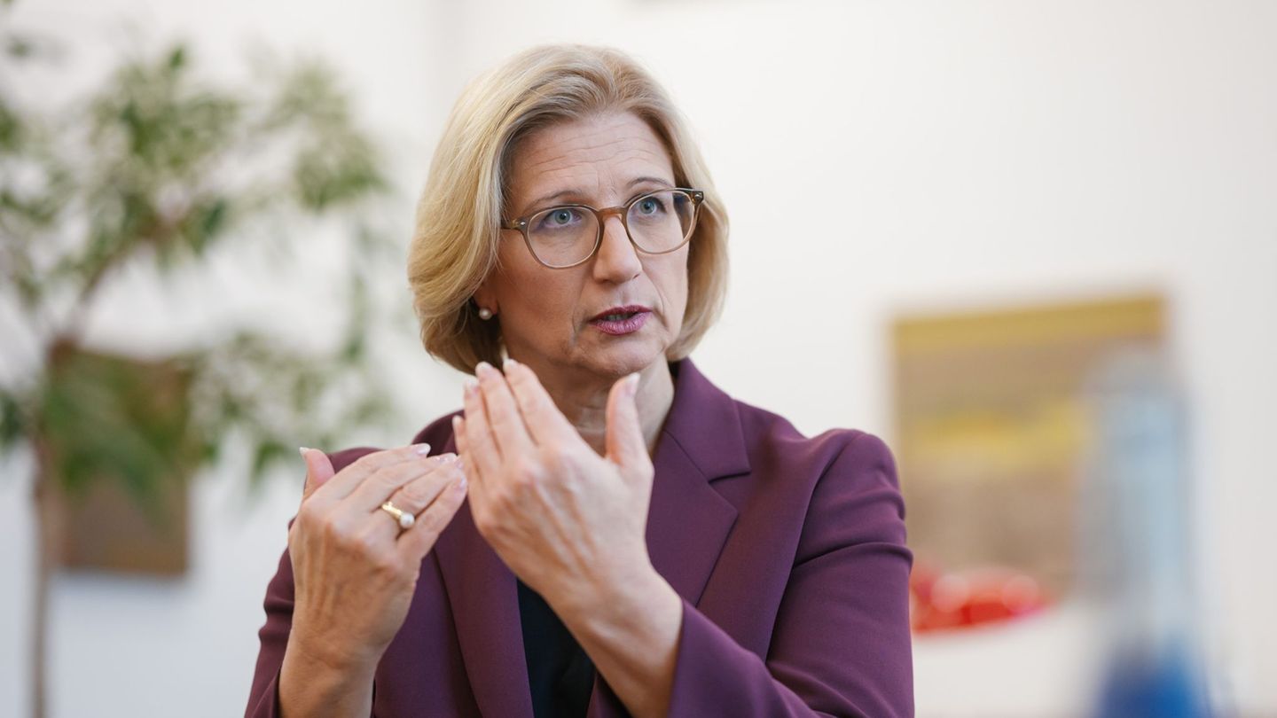 Ministerpräsidentin Anke Rehlinger (SPD) wartet im Autoland Saarland auf die Vorschläge der EU-Kommission zum Verbrenner-Aus. (A