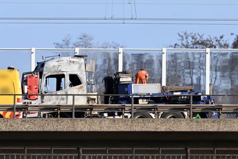 Der Lastwagen war auf der Brücke in Brand geraten. Foto: Federico Gambarini/dpa