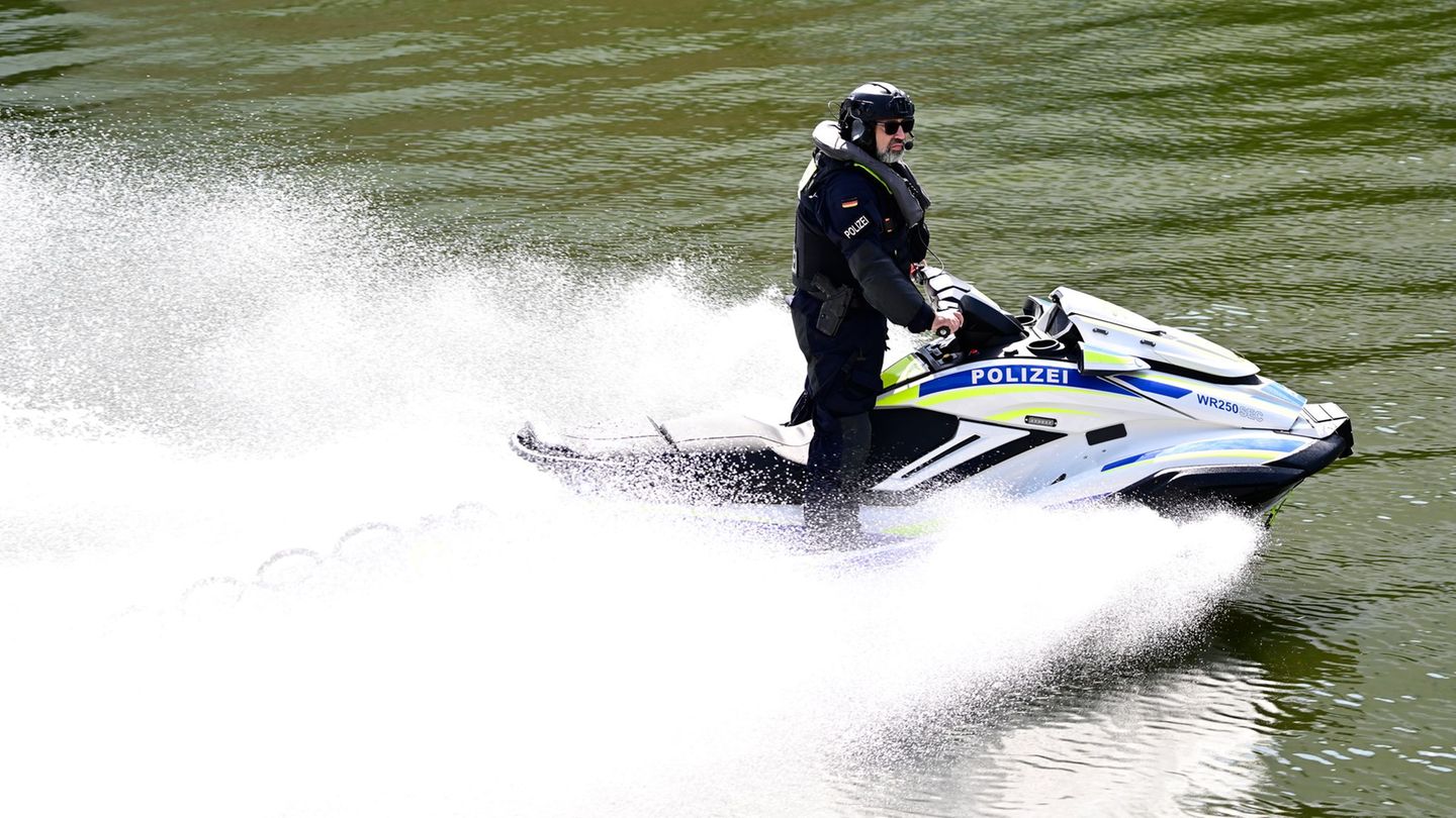 Beim Selenskyj-Besuch im August sicherte die Wasserschutzpolizei ein Jetski auf der Spree die Umgebung des Kanzleramts. (Archivb