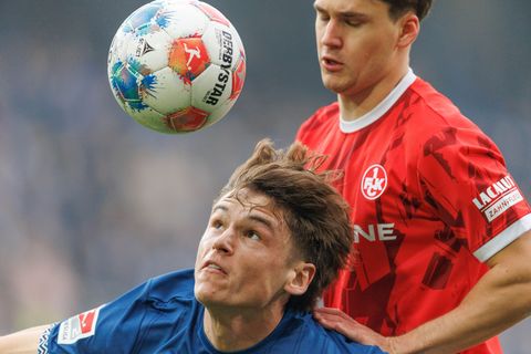 Bielefelds Maximilian Großer im Kopfballduell mit Florian Kleinhansl. Foto: Friso Gentsch/dpa