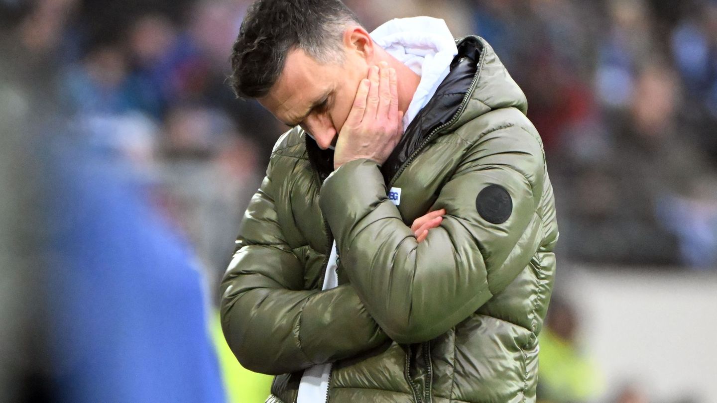 Sichtlich frustriert: Karlsruhes Cheftrainer Christian Eichner. Foto: Uli Deck/dpa