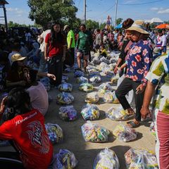 Mehr als 500.000 Personen auf beiden Seiten des Grenzkonflikts wurden durch die Gefechte in die Flucht gedrängt. Hier warten Eva