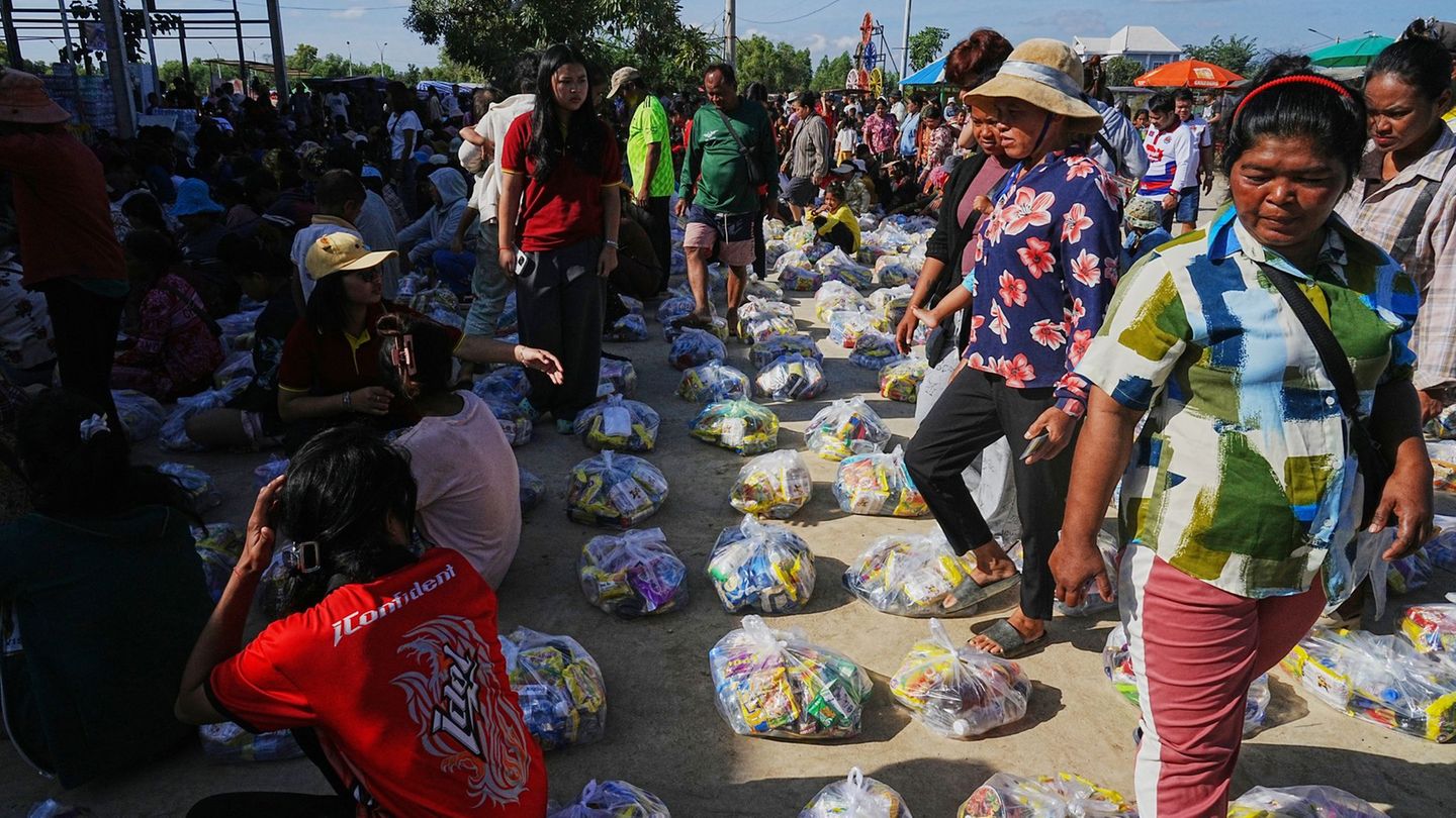 Mehr als 500.000 Personen auf beiden Seiten des Grenzkonflikts wurden durch die Gefechte in die Flucht gedrängt. Hier warten Eva
