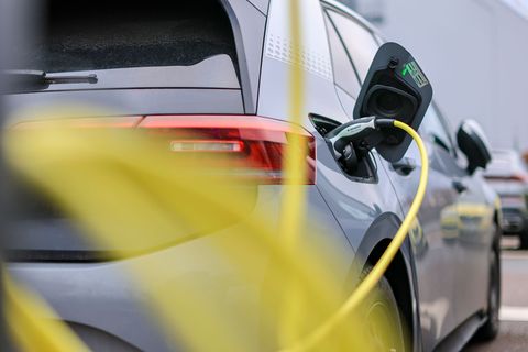 In Mecklenburg-Vorpommern waren in diesem Jahr mehrere Ladekabel an E-Ladesäulen abgeschnitten und gestohlen worden. (Symbolbild