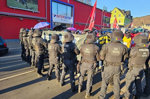 Hunderte Polizisten begleiten die Demo von "Spektrum 360" in Schwarzenberg. Foto: Mike Müller/dpa