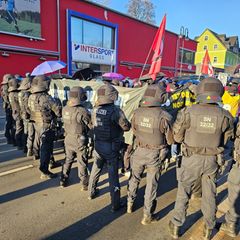 Hunderte Polizisten begleiten die Demo von "Spektrum 360" in Schwarzenberg. Foto: Mike Müller/dpa