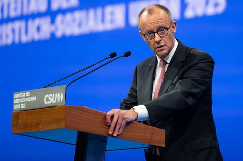 Auf Details der geplanten Verhandlungen über einen Waffenstillstand geht Bundeskanzler Friedrich Merz (CDU) in seiner Rede auf d