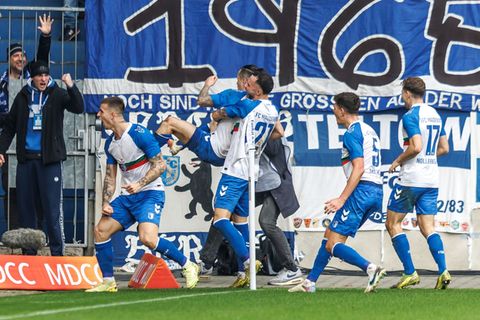 Baris Atik (2.v.l, 1. FC Magdeburg) jubelt nach seinem Treffer zum 2:1 mit Teamkollegen. Foto: Andreas Gora/dpa