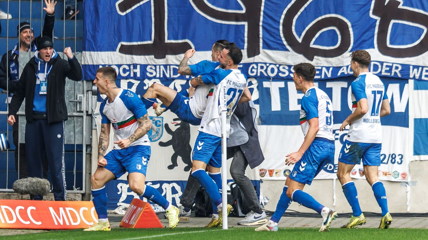 Baris Atik (2.v.l, 1. FC Magdeburg) jubelt nach seinem Treffer zum 2:1 mit Teamkollegen. Foto: Andreas Gora/dpa