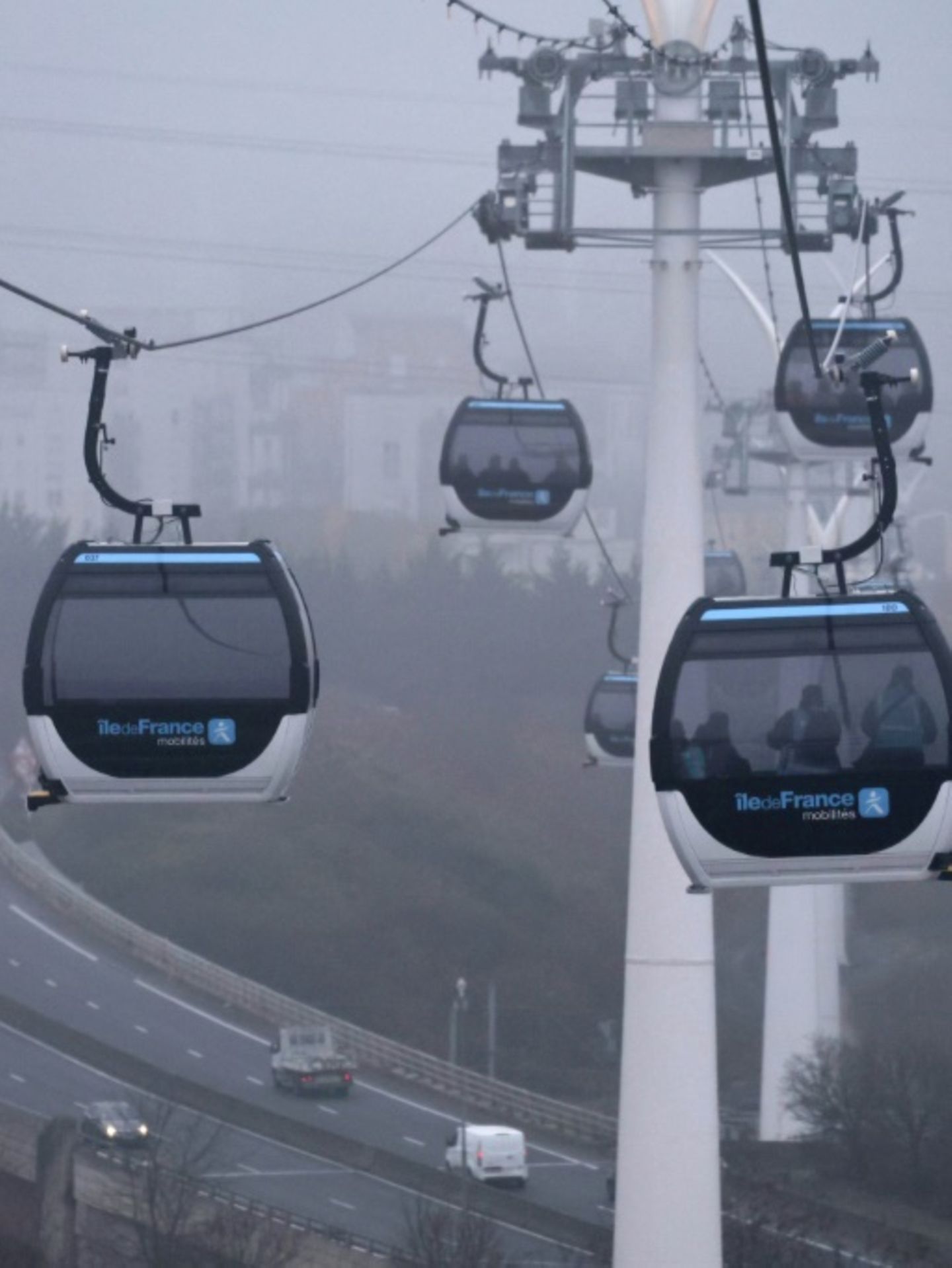 Gondeln der Stadtseilbahnline C1 in Paris