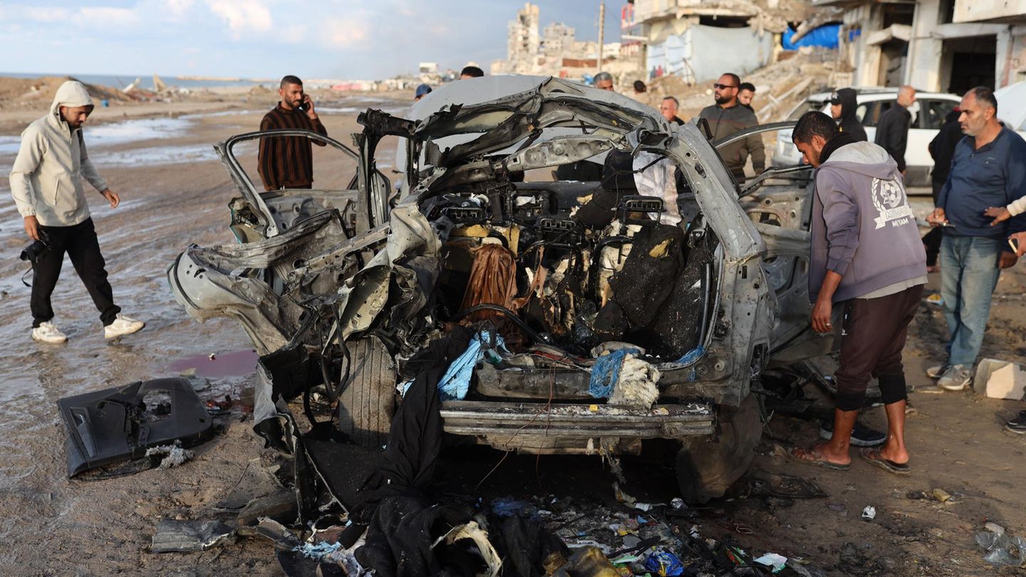 Palästinenser inspizieren den Ort eines israelischen Angriffs auf ein Auto in Gaza-Stadt