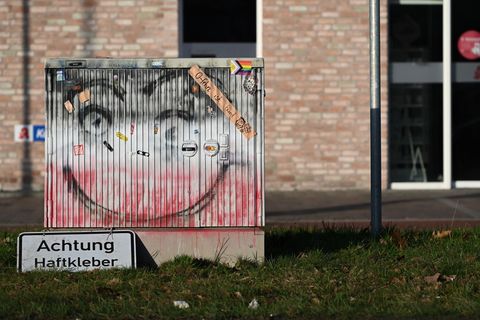 Der Stromkasten "Klotzi" im ostfriesischen Ostrhauderfehn ist nach einer nächtlichen Farbaktion teilweise gereinigt worden. Foto