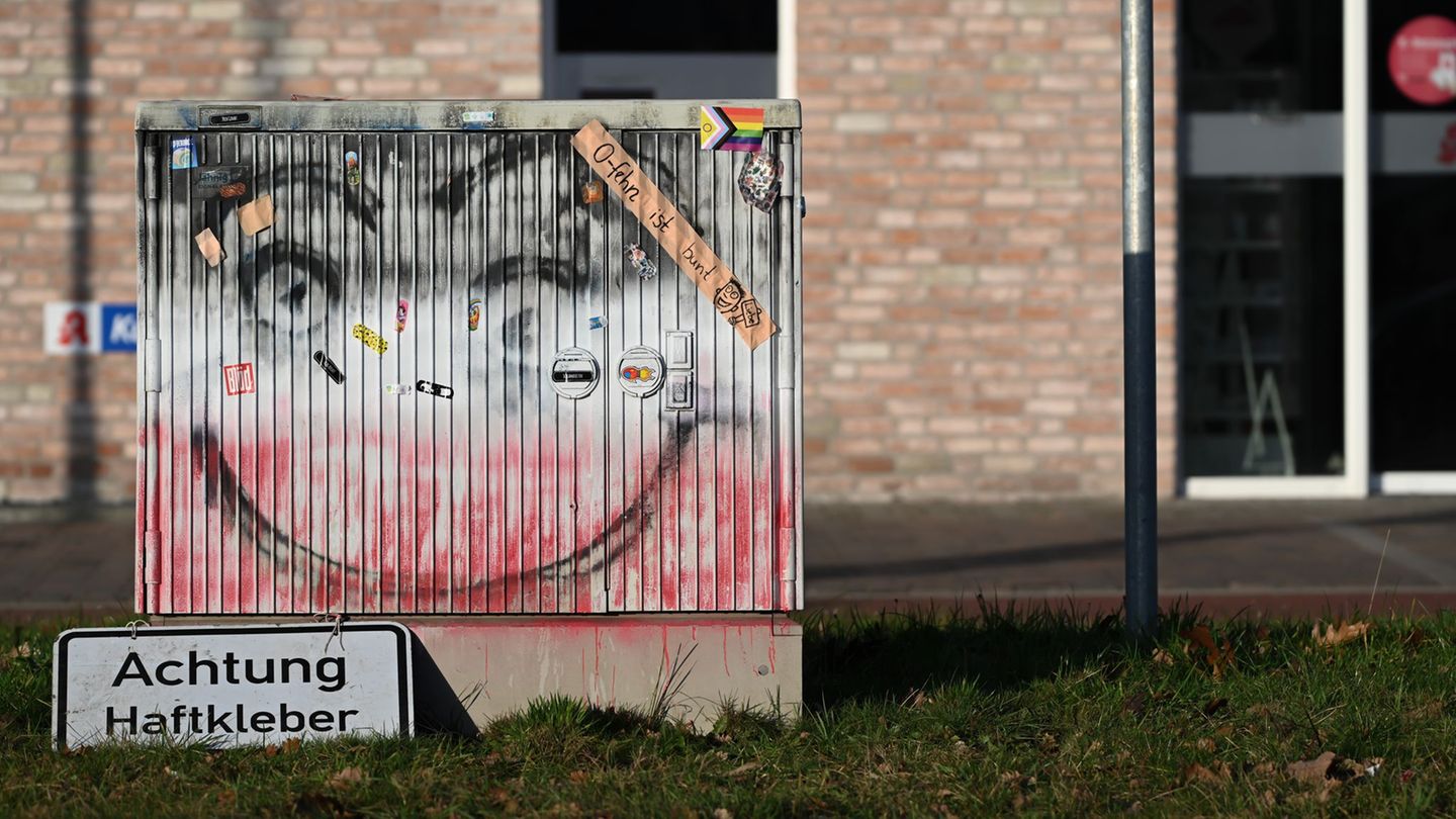 Der Stromkasten "Klotzi" im ostfriesischen Ostrhauderfehn ist nach einer nächtlichen Farbaktion teilweise gereinigt worden. Foto