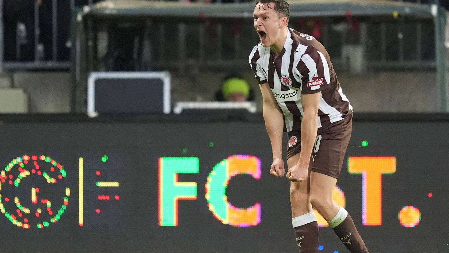 Martijn Kaars jubelt über seinen Treffer zum 1:0 für den FC St. Pauli. Foto: Marcus Brandt/dpa