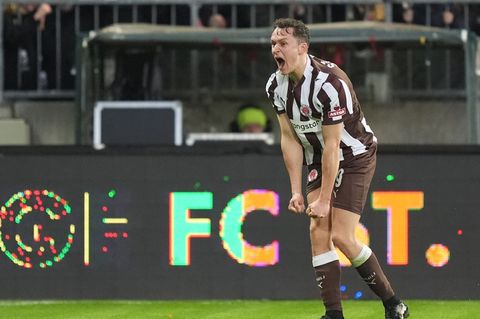 Martijn Kaars jubelt über seinen Treffer zum 1:0 für den FC St. Pauli. Foto: Marcus Brandt/dpa