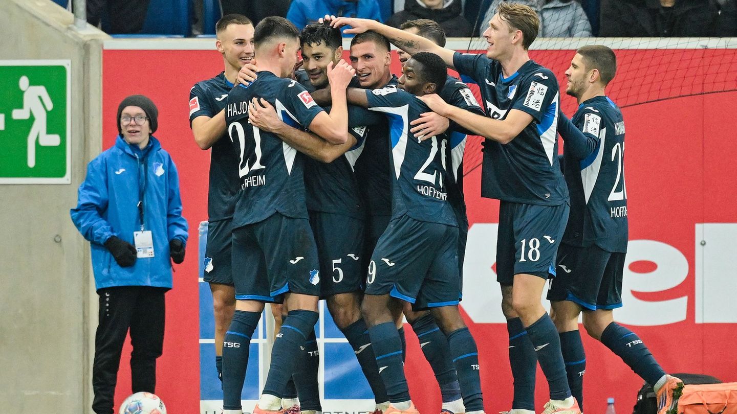 Ozan Kabak (3. Spieler von l.) bejubelt Tor und Rückkehr in die Startelf nach schwierigen Zeiten. Foto: Uwe Anspach/dpa