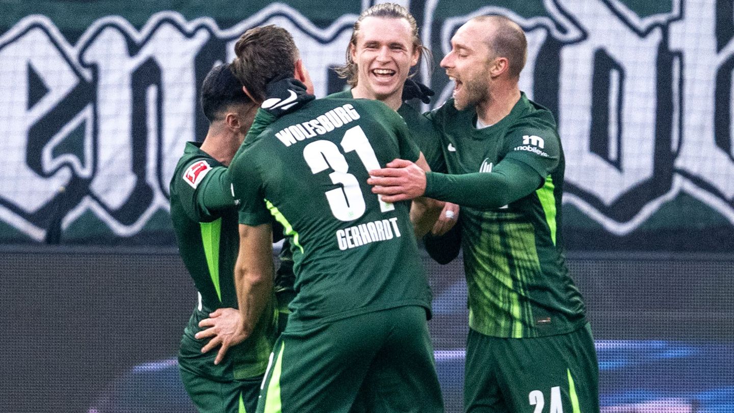 Doppeltorschütze für Wolfsburg: Offensivmann Patrick Wimmer (M.). Foto: David Inderlied/dpa