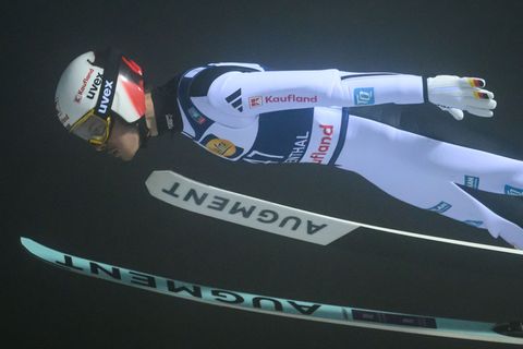 Fliegt aufs Podest: Philipp Raimund. Foto: Hendrik Schmidt/dpa
