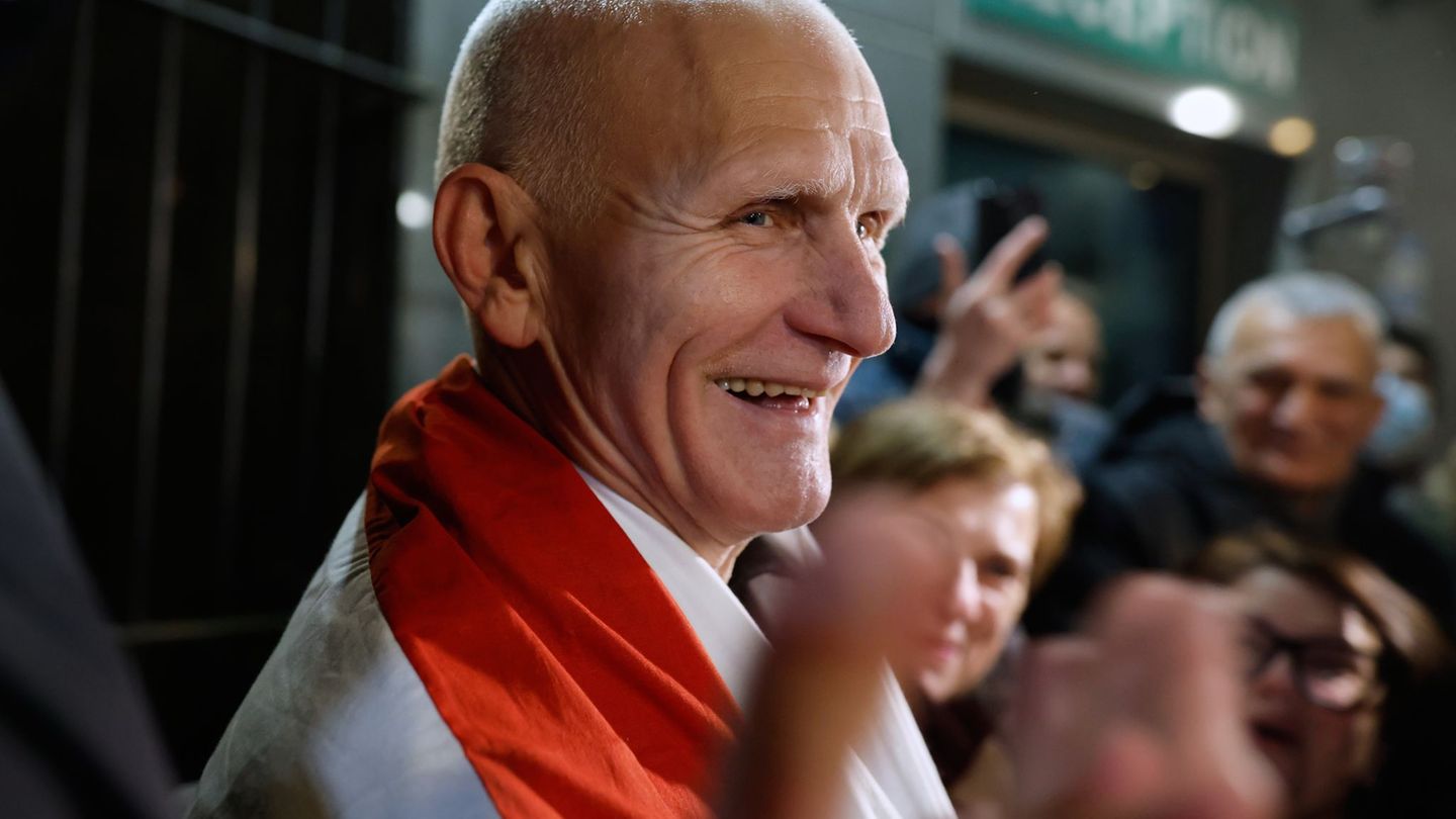 Der Friedensnobelpreisträger Alex Beljazki ist wieder in Freiheit. Foto: Mindaugas Kulbis/AP/dpa