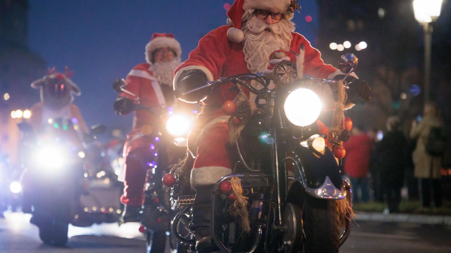 Mehrere hundert Weihnachtsmänner brausten heute auf Motorrädern durch Berlin. Foto: Carsten Koall/dpa