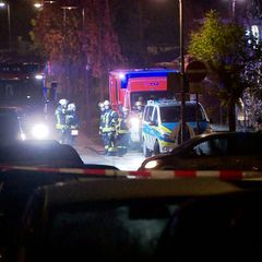 Am frühen Samstagmorgen rückten Einsatzkräfte wegen eines Messerangriffs aus - ein 20-Jähriger soll eine Mutter und vier Kinder