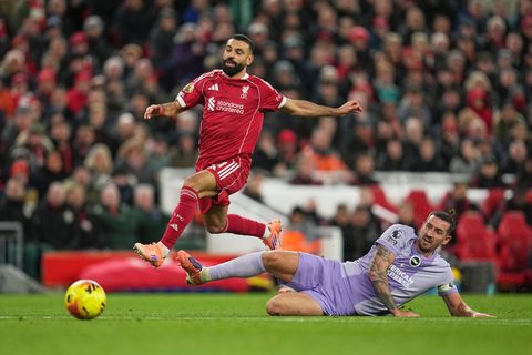 Wieder am Ball: Liverpools Mohamed Salah (r). Foto: Jon Super/AP/dpa