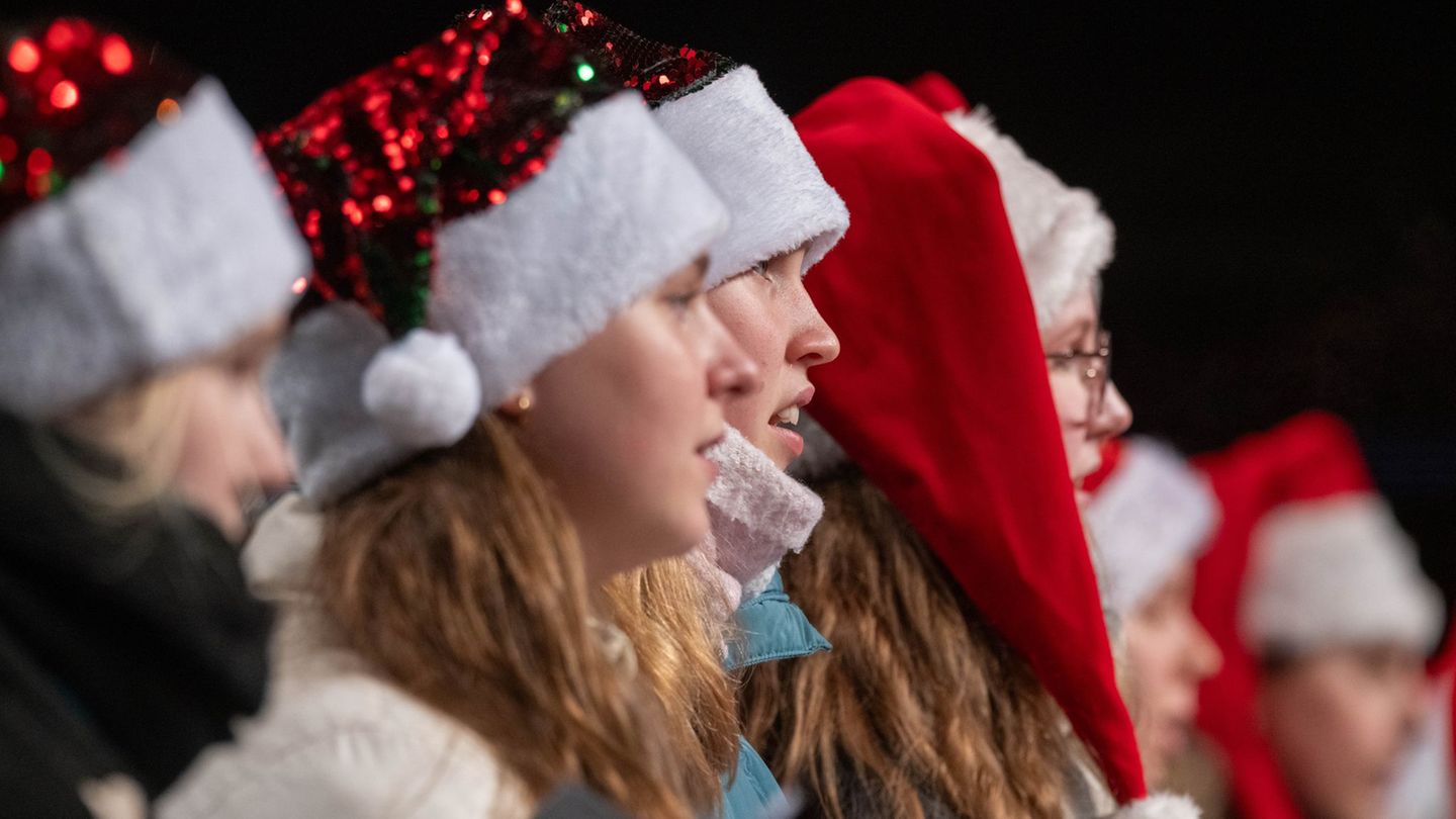 In Rostock findet das traditionelle Weihnachtssingen statt. Foto: Stefan Sauer/dpa