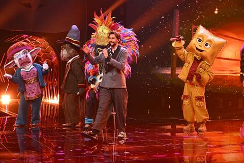 Gastjuror Álvaro Soler trällerte in der fünften Liveshow am 6. Dezember mit den Masken. Von neun sind nun im Finale nur noch v