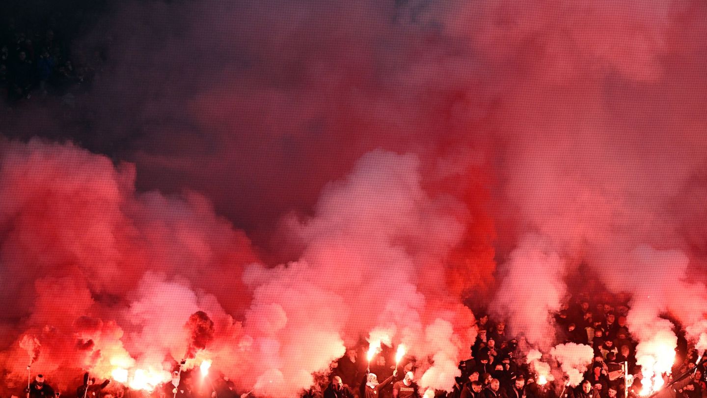 Auch die Ultras von Bayer Leverkusen haben das Rhein-Derby gegen den 1. FC Köln boykottiert. Foto: Federico Gambarini/dpa