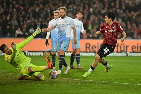 Großchance für Hannover: Daisuke Yokota scheitert an Bochums Torwart Timo Horn. Foto: Swen Pförtner/dpa